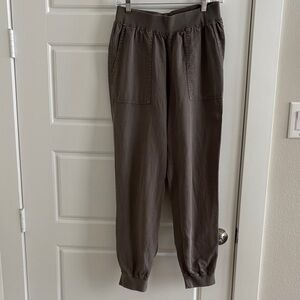 Women’s Relaxed Fit Joggers in Olive Green